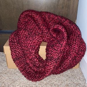Women’s Twisted Knitted Scarf.